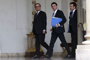 François Hollande avec Manuel Valls et Emmanuel Macron après le Conseil des ministres, mercredi à l'Elysée.