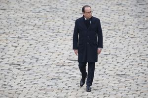 François Hollande dans la cour des Invalides, vendredi.