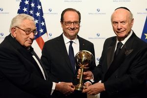 Hollande reçoit le prix de "l’Homme d'Etat mondial" de l’année 