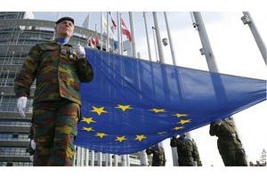  Des soldats d'Eurocorps portent le drapeau européen devant le Parlement de Strasbourg
