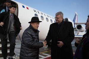Jean-Yves Le Drian et son conseiller spécial Jean-Claude Mallet reçus à l'aéroport de Moscou mardi 27 février