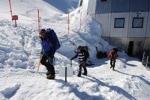 Des alpinistes, ici en juillet 2013, quittant le refuge Gouter, à 3 835 mètres d'altitude.