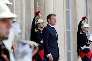 Emmanuel Macron sur les marches du Palais de l'Elysée, le 30 avril 2019. 