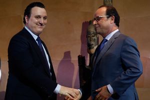 François Hollande félicite le petit-fils de Jacques Chirac, Martin Rey-Chirac, après son discours.