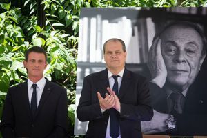 Manuel Valls et Jean-Christophe Cambadélis le 7 juillet devant le portrait de Michel Rocard à l'hôtel Solférino. 