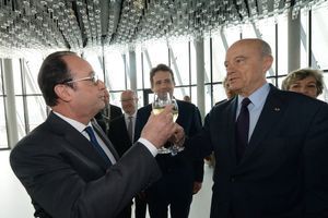 François Hollande et Alain Juppé trinquent mardi à la Cité du Vin, à Bordeaux.