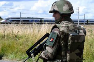 Un soldat de Sentinelle lors d'un exercice à Auvers-le-Hamon, dans la Sarthe, le 28 juin.