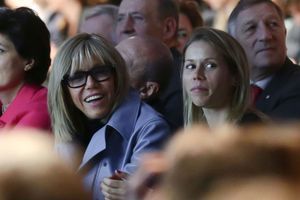 Brigitte Macron et sa fille Tiphaine, samedi au meeting parisien d'Emmanuel Macron.