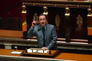 Alors député de Corrèze et patron du PS, François Hollande défend une motion de censure déposée en vertu de l'article 49-2 contre le gouvernement Raffarin.