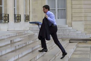 Manuel Valls arrive à l'Elysée lundi.