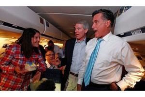 Le 15 septembre, l'équipe de campagne de Mitt Romney fête l'anniversaire d'un journaliste dans l'avion à destination de Bedford au Massachusetts.mais derrière les sourires de circonstances, la bataille fait rage dans l'état-major du candidat républician. 