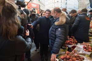 Manuel Valls le week-end dernier dans les rues de Paris. 