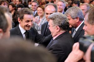 Nicolas Sarkozy et Claude Allègre en mars 2012, lors d'un meeting à Strasbourg.