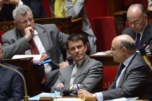Manuel Valls et, à sa gauche, le secrétaire d'Etat au Budget, Christian Eckert.