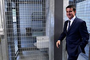 Manuel Valls dans une prison factice utilisée pour l'entraînement, à Agen, jeudi.