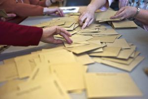 Des enveloppes dans un bureau de vote, à Dijon, en 2011. 