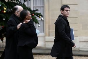 Le Premier ministre Manuel Valls, suivi du ministre de l'Intérieur Bernard Cazeneuve et de la ministre de la Justice Christiane Taubira, dans la cour de l’Élysée. 