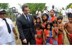  A Talwen, en bordure du fleuve Maroni, Nicolas Sarkozy rencontre les Wayanas. A sa droite, en blanc, le grand man Amaïpoti, le chef coutumier. 