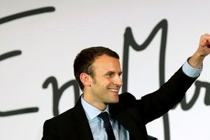 Emmanuel Macron à la fin de son meeting à Paris, le 5 novembre dernier. 