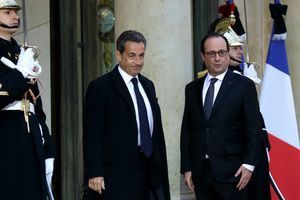 Nicolas Sarkozy et François Hollande sur le perron de l'Elysée.