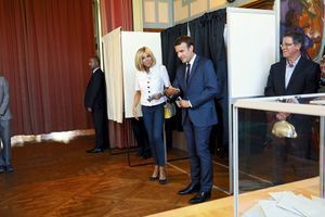 Le couple présidentiel sort de l’isoloir installé dans la mairie du Touquet, dimanche à 11h57.