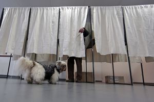 Dans un bureau de vote à Nice, dimanche.