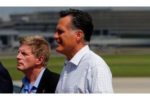  Sans cravate, Stuart Stevens au côté de Mitt Romney, le 28 août dernier, à l'aéroport de Tampa.