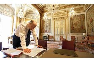  Laurent Fabius, ici dans son bureau du Quai d'Orsay, est le ministre le plus riche du gouvernement