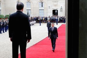Le 14 mai 2017. François Hollande, de dos, accueille son successeur à l'Elysée. 
