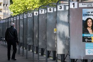 Panneaux électoraux à Paris, jeudi.