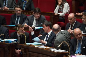 Manuel Valls et Emmanuel Macron mardi à l'Assemblée nationale.