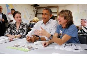  Obama plaisante avec des jeunes bénévoles démocrates le 14 octobre à Williamsburg, en Virginie.