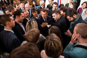 Emmanuel Macron et les jeunes agriculteurs à l'Elysée, jeudi.
