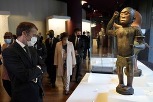 Macron fait les "adieux" de la France à 26 trésors rendus au Bénin
