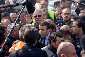 Emmanuel Macron discurtant avec des salariés de Whirpool, mercredi après-midi. 