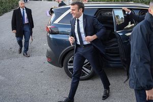 Emmanuel Macron, ici à Sainte-Croix-du-Verdon, jeudi. 