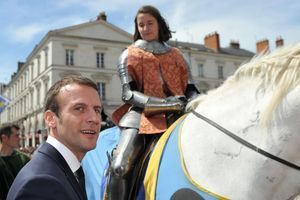Emmanuel Macron à Orléans, dimanche, avec une jeune fille dans le rôle de Jeanne d'Arc.