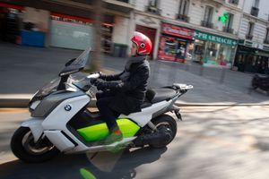 Gaspard Gantzer circule à Paris sur un scooter, en avril.