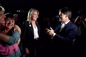 Manuel Valls avec sa compagne Susana Gallardo, pendant le concert d'un meeting le 16 mai. Giovanna Valls, sa sœur (à g., en robe bleue), est venue l’encourager.