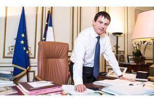  Manuel Valls, le 8 octobre, à son bureau, place Beauvau à Paris. Le ministre de l’Intérieur est sur le pont face à la menace terroriste.
