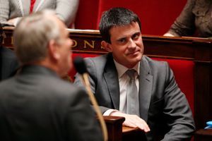 Manuel Valls écoute Jean-Marc Ayrault à l'Assemblée nationale, en avril dernier. Le ministre de l'Intérieur ne cache pas qu'il vise Matignon.