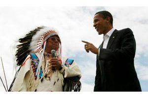 Barack Obama et le chef des tribus Crow en mai 2008. 