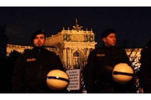  Des policiers encadraient vendredi le palais Hofburg, où se tenait le WKR-Ball, auquel a participé Marine Le Pen.