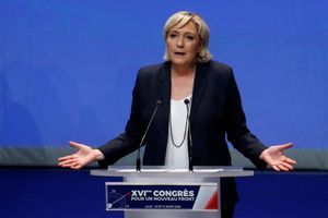 Après les attaques de l'Aude, Marine Le Pen demande la démission de Gérard Collomb. 