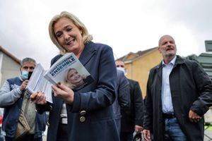Marien Le Pen tracte à La Tour Du Pin, en Isère mardi. 