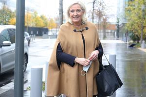 Marine Le Pen quitte les studios de BFM TV le 15 novembre 2020.