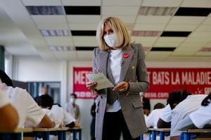 Masquée, Brigitte Macron lit la dictée de l'association ELA