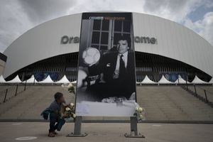 Vue extérieure du stade Vélodrome à Marseille le 3 octobre 2021, après l'annonce de la mort de Bernard Tapie