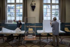 image d'illustration. Installation d'un bureau de vote à Paris dimanche. 
