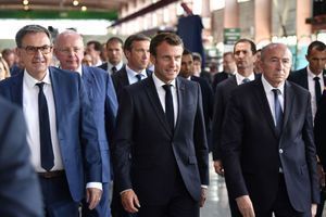 Emmanuel Macron flanqué des deux rivaux : David Kimelfeld, à gauche, et Gérard Collomb, le 8 juillet à Villeurbanne.